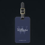 Étiquette À Bagage Marine Personnaliser le nom et le monogramme des G<br><div class="desc">Ajoutez une touche personnelle à votre mariage avec une étiquette de bagage personnalisée pour groomsmen. Cette étiquette de bagage comporte le nom de toiletteur personnalisé en style de police de script classique blanc avec des détails mariages en style de police serif classique blanc et monogramme en style de police serif...</div>