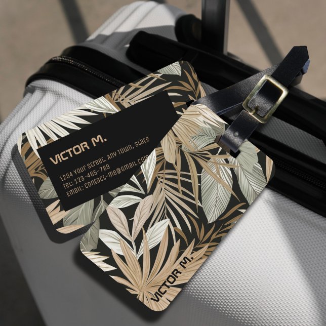 Étiquette À Bagage Masculine moderne Feuille Tropicale Noir & Or Pers (The chic modern customize luggage tag with foliage pattern features intricate leaf and plant motifs.)