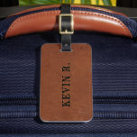 Étiquette À Bagage Masculine texture en cuir Brown<br><div class="desc">Cette marque de bagage a une belle texture en cuir marron et un texte personnalisable,  ce qui rend ce design facilement personnalisable.</div>