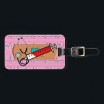 Étiquette À Bagage Médicale Big Bandaid Pink II<br><div class="desc">Marque Médicale,  Grand Bandaid,  coeur bleu,  seringue et stéthoscope design.  Le dos de la balise est personnalisable avec le nom et les informations de contact.  Parfait pour les infirmières,  les infirmières de santé à domicile,  les infirmières visiteuses,  les infirmières étudiantes,  etc.</div>