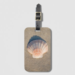 Étiquette À Bagage Mer Shell s'étendant sur la plage sablonneuse