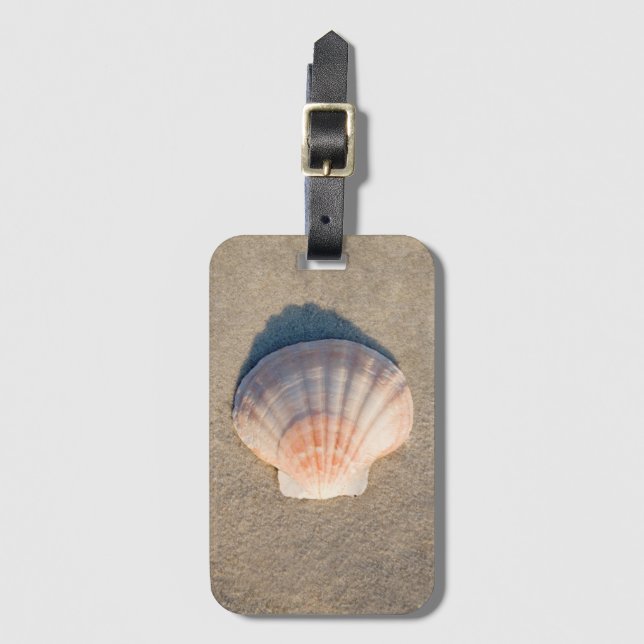 Étiquette À Bagage Mer Shell s'étendant sur la plage sablonneuse (Devant Vertical)