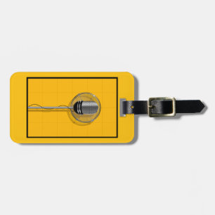 Étiquette À Bagage Microphone Rétro sur Fond Jaune Gras