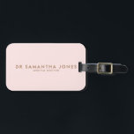 Étiquette À Bagage Minimaliste Moderne Docteur Professionnel Rose<br><div class="desc">Vous Customiserez des accessoires de bureau modernes et élégants. Convient à toute entreprise : patron professionnel,  enseignant,  entreprise exécutive,  manager... </div>