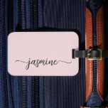 Étiquette À Bagage Minimaliste Simple Rose Pâle Féminin Écriture Call<br><div class="desc">Étiquette de bagage personnalisée avec monogramme, nom ou signature en écriture manuscrite féminine, minimaliste, simple et propre, rose pastel. Ce design présente votre prénom dans un joli style d'écriture manuscrite avec un font à queue en forme de paraphe (ou calligraphie) sur un fond rose poussiéreux ou rose pastel clair. Celles-ci...</div>
