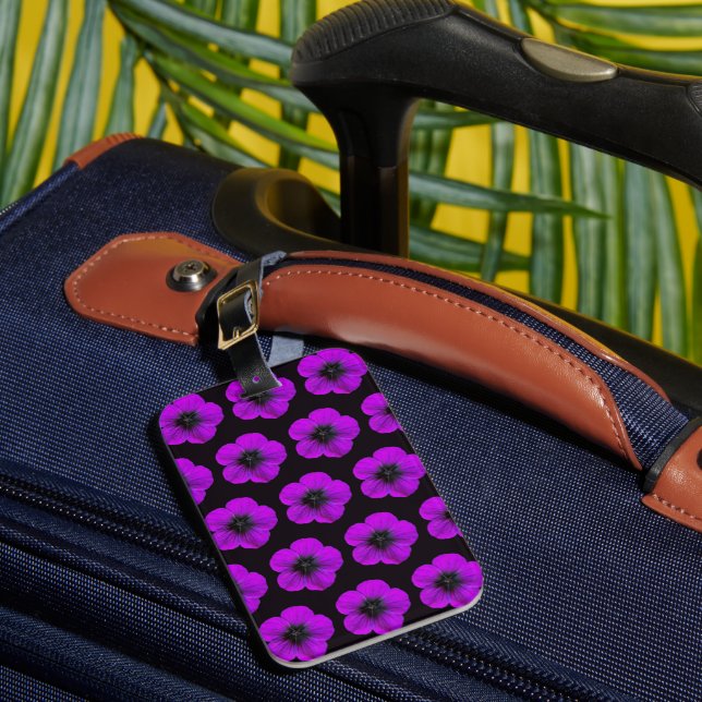 Étiquette À Bagage Modèle floral de géranium violet sur noir (Insitu Rectoal 1)