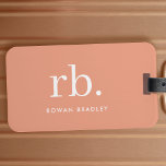 Étiquette À Bagage Monogramme Corail Pêche Élégante Feminine Minimali<br><div class="desc">Un design minimaliste monogramme avec de grandes initiales typographiques dans une police classique avec votre nom ci-dessous sur un arrière - plan de pêche au corail féminin. Le cadeau ou accessoire parfaitement personnalisé !</div>