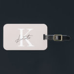 Étiquette À Bagage Monogramme de script de main rose moderne<br><div class="desc">Marque à bagages personnalisée avec un monogramme de script à main moderne avec initiale et nom personnalisés.</div>