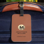 Étiquette À Bagage Monogramme d'or brossé en terre cuite<br><div class="desc">Un design vertical de luxe moderne dans le style classique avec un emblème de monogramme en or métallique brossé avec un gros monogramme typographique initial sur un arrière - plan en terre cuite. Le texte peut être facilement customisé à l'aide des champs fournis.</div>