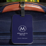 Étiquette À Bagage Monogramme Elegant Minimal Navy bleu<br><div class="desc">Un monogramme minimaliste avec une grande typographie initiale dans une police élégante et élégante avec votre nom et titre ou texte personnalisé ci-dessous sur un simple arrière - plan bleu marine. Un cadeau ou accessoire personnalisé parfait.</div>