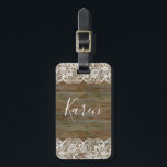 Étiquette À Bagage Monogramme en bois rustique et en dentelle Vintage<br><div class="desc">Elégante dentelle blanche vintage sur arrière - plan rustique en faux bois.</div>
