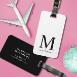 Étiquette À Bagage Monogramme et calligraphie avec Arrière - plan mod<br><div class="desc">Voyagez en style avec cette étiquette de bagages monogramme avec un monogramme serif et votre nom dans un script de calligraphie sur le devant. La couleur Arrière - plan sur l'avant et l'arrière est modifiable, cliquez sur customiser pour modifier la couleur Personnalisez-la en remplaçant le texte de l'espace réservé. Pour...</div>