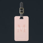 Étiquette À Bagage Monogramme et nom de la servante d'accueil personn<br><div class="desc">Ajoutez une touche personnelle à votre mariage avec le monogramme et le cadeau de nom personnalisé de la femme de ménage. Ce design présente le nom personnalisé de la servante avec titre et date mariage en blanc et monogramme en rose vif comme arrière - plan, dans le style de police...</div>