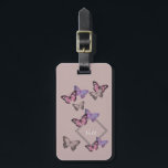 Étiquette À Bagage Monogramme féminin du motif de papillon W. - gris<br><div class="desc">Personnalisez cette étiquette féminine de bagage avec votre monogramme - le modèle est prêt installé pour que vous ajoutiez votre initiale et/ou votre nom. Papillons élégants de caractéristiques de conception ce jolis et une palette de couleurs élégante de rose rose et de gris poussiéreux. Veuillez passer en revue notre magasin...</div>