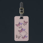 Étiquette À Bagage Monogramme féminin du motif de papillon W. - gris<br><div class="desc">Personnalisez cette étiquette féminine de bagage avec votre monogramme - le modèle est prêt installé pour que vous ajoutiez votre initiale et/ou votre nom. Papillons élégants de caractéristiques de conception ce jolis et une palette de couleurs élégante de rose rose et de gris poussiéreux. Veuillez passer en revue notre magasin...</div>