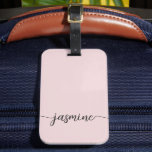 Étiquette À Bagage Monogramme Féminin Rose Pâle Simple en Écriture No<br><div class="desc">Étiquette de bagage personnalisée avec monogramme, nom ou signature en écriture cursive, rose poudré, féminine, minimaliste, simple et élégante. Ce design présente votre prénom dans un joli style manuscrit avec un effet de queue calligraphique (ou typographie) sur un fond rose poudré ou rose pastel clair. Facile à personnaliser. Cadeau élégant...</div>