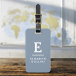 Étiquette À Bagage Monogramme moderne Dusty Blue Minimal<br><div class="desc">Améliorez votre expérience de voyage avec notre étiquette de bagages Monogramme minimaliste classique élégant et moderne. Cet accessoire méticuleusement conçu allie élégance intemporelle et minimalisme contemporain, assurant à vos bagages un caractère sophistiqué. Réalisée avec précision et attention au détail, cette étiquette à bagages est plus qu'un simple article pratique, c'est...</div>