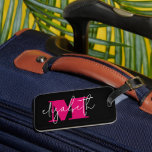 Étiquette À Bagage Monogramme moderne Nom personnalisé<br><div class="desc">Créez une étiquette de bagage personnalisée avec votre monogramme et votre nom personnalisés. Cette étiquette féminine est dotée d'un monogramme rose chaud et de votre prénom en blanc sur un arrière - plan noir à l'avant et d'un endroit pour insérer notre carte de visite à l'arrière. CORRESPONDRE des articles dans...</div>