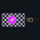Étiquette À Bagage Monogramme Motif à fleurs rétro coloré<br><div class="desc">Ce joli design de porte-bagages girly présente un motif floral clair et coloré dans les tons rose, violet, bleu et vert sur un arrière - plan noir. Il a un espace en forme de fleur dans orchidée - violet où vous pouvez ajouter votre monogramme / initial en blanc pour personnaliser....</div>