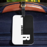 Étiquette À Bagage Monogramme noir et blanc<br><div class="desc">Repérez facilement vos bagages avec notre étiquette de bagages Monogramme noir et blanc. Cette étiquette à bagages présente un design élégant et sophistiqué noir et blanc, avec un monogramme personnalisable pour faire ressortir votre sac dans une mer de valises. Grâce à son design robuste et élégant, cette étiquette à bagages...</div>