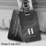 Étiquette À Bagage Monogramme noir simple<br><div class="desc">Cette étiquette à bagages élégante présente un gris foncé, presque noir, arrière - plan pour un look noir et blanc élégant. Une initiale personnalisée est élégamment affichée en calligraphie de script, avec le nom placé ci-dessous dans une police serif correspondante. Le design simple et chic ajoute une touche de sophistication...</div>