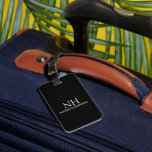 Étiquette À Bagage Monogramme noir simple moderne<br><div class="desc">Marque à bagages moderne avec un design noir simple et minimal avec votre monogramme en caractères gras avec votre nom sur le devant. Le dos contient vos coordonnées.</div>
