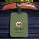 Étiquette À Bagage Monogramme Or Brossé Moderne Vert olive<br><div class="desc">Un design vertical de luxe moderne dans le style classique avec un emblème de monogramme en or métallique brossé avec un gros monogramme typographique initial sur un arrière - plan vert olive. Le texte peut être facilement customisé à l'aide des champs fournis.</div>