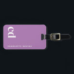 Étiquette À Bagage Monogramme pourpre<br><div class="desc">Cette étiquette de monogramme crème beige Classy fait le cadeau de Noël parfait! Que vous cherchiez des idées cadeaux de Noël pour les femmes, ou des idées cadeaux de Noël uniques pour les femmes, ce tag combine élégance et fonctionnalité. Idéal pour ceux qui recherchent des cadeaux de Noël pour faciliter...</div>