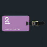 Étiquette À Bagage Monogramme pourpre<br><div class="desc">Cette étiquette de monogramme crème beige Classy fait le cadeau de Noël parfait! Que vous cherchiez des idées cadeaux de Noël pour les femmes, ou des idées cadeaux de Noël uniques pour les femmes, ce tag combine élégance et fonctionnalité. Idéal pour ceux qui recherchent des cadeaux de Noël pour faciliter...</div>