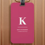 Étiquette À Bagage Monogramme typographique moderne minimaliste rose<br><div class="desc">Un design vertical minimaliste dans un style élégant avec une couleur de trait rose chaud et un gros monogramme initial typographique. Le texte peut facilement être customisé pour un design aussi unique que vous êtes !</div>