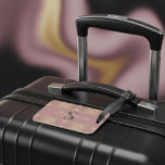 Étiquette À Bagage Monogramme Vintage Mauve Et Doré Damask<br><div class="desc">Élevez vos accessoires de voyage avec la balise de bagages Monogram Vintage Mauve et Gold Damask. Cette étiquette à bagages élégante présente un motif damassé élégant à gradient doré, dressé contre un arrière - plan mauve sophistiqué, mêlant une atmosphère moderne et un charme vintage. Une bande mauve à l'avant, encadrée...</div>