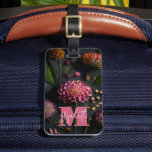Étiquette À Bagage Moody Floral Monogrammé<br><div class="desc">Personnalisez cette étiquette à bagages floral moody avec votre initiale monogramme et votre prénom ou votre nom en lettres chic sur le devant et vos informations d'adresse sur le dos. Idéal pour vous-même ou donner en cadeau. CORRESPONDANCE d'objets dans notre collection.</div>