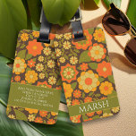 Étiquette À Bagage Motif coloré amusant de la terre fleurie - Monogra<br><div class="desc">Un motif floral amusant en or, vert sauge, orange et jaune avec un motif confortable, cottagecore. Ajoutez un monogramme à ce design floral et girly. Si votre art doit encore être ajusté, cliquez sur le bouton Personnaliser. Cela vous mènera à un espace design où vous pouvez déplacer les choses et...</div>