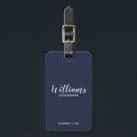 Étiquette À Bagage Navy Blue Modern Script Cuomsmen personnalisé<br><div class="desc">Script moderne Boutique de bagage personnalisées Groomsmen avec nom de marionnettiste personnalisé en blanc style de police de script moderne avec titre et date de mariage en style de police sans serif moderne sur arrière - plan bleu marine. Aussi parfait pour Maid of Honor, Flower Girl, Mother of the Bride,...</div>