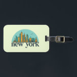 Étiquette À Bagage New York Vintage Retro City Skyline City Art<br><div class="desc">Design urbain vintage et rétro avec une belle skyline, attraction touristique et art urbain. gratte-ciel Cool et silhouette de construction merchandises pour touristes et voyageurs. Parfait comme souvenir à rapporter lors de votre voyage. Enregistrez la mémoire de votre voyage et de vos vacances en famille et entre amis. La couleur...</div>