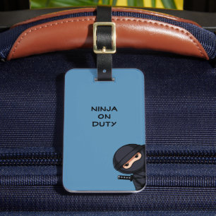 Étiquette À Bagage Ninja qui jette un coup d'œil sur fond bleu