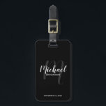 Étiquette À Bagage Noir Script moderne Groomsmen personnalisé<br><div class="desc">Ajoutez une touche personnelle à votre mariage avec une étiquette de bagage personnalisée pour groomsmen. Cette étiquette de bagage comporte le nom des groomsmen personnalisés en blanc style de police de script moderne et monogramme en gris style de police de script moderne comme arrière - plan avec titre et date...</div>