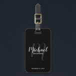 Étiquette À Bagage Noir Script moderne Groomsmen personnalisé<br><div class="desc">Ajoutez une touche personnelle à votre mariage avec une étiquette de bagage personnalisée pour groomsmen. Cette étiquette de bagage comporte le nom des groomsmen personnalisés en blanc style de police de script moderne et monogramme en gris style de police de script moderne comme arrière - plan avec titre et date...</div>