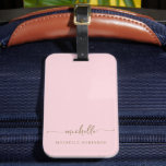 Étiquette À Bagage Nom de monogramme élégant en écriture calligraphiq<br><div class="desc">Étiquette de bagage rose poudré personnalisée avec monogramme élégant et chic en or, signature personnalisée. Ce design délicat présente un nom personnalisé dans une calligraphie manuscrite cursive avec empattements (ou typographie) et le nom complet en or sur fond rose poudré ou rose pastel. Celles-ci sont faciles à personnaliser. Cadeau féminin...</div>