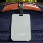 Étiquette À Bagage Nom de monogramme élégant en écriture verte<br><div class="desc">Étiquette de bagage personnalisée avec nom de monogramme élégant et moderne en vert sauge et écriture cursive. Ce design délicat présente un nom personnalisé dans une calligraphie de police à queue swash écrite à la main (ou typographie) sur un fond de couleur vert sauge ou vert poussiéreux. Ceux-ci sont faciles...</div>