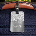 Étiquette À Bagage Nom de script Glam Argent Pailleté<br><div class="desc">Personnalisez le style calligraphique manuscrit moderne pour créer votre propre étiquette de bagage. Ajoutez une initiale de monogramme pour créer une combinaison d'initiales de prénom. Il existe de nombreux beaux styles de police pour vos coordonnées. Art numérique girly faux argent pailleté et feuille métallique qui s'imprimera comme une photo sur...</div>
