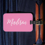 Étiquette À Bagage Nom des filles roses tendance Script manuscrit per<br><div class="desc">Une étiquette de bagage monogramme rose personnalisée chic pour une fille qui aime les cadeaux simples et manuscrits. Beau script blanc cursif qui épelle votre nom dans élégant script minimaliste.</div>