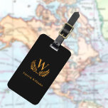 Étiquette À Bagage Nom des initiales du monogramme de couronne de lau<br><div class="desc">Un arrière - plan noir classique. Lettres de couleur dorée. Personnalisez et ajoutez l'initiale et le nom de votre monogramme familial,  vos coordonnées au dos. Pour lui et elle.</div>