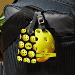 Étiquette À Bagage Nom du monogramme du Motif de pickleball<br><div class="desc">Le motif jaune doré contre votre arrière - plan de couleur (en noir) et monogrammé avec un ou deux initiales un côté et nom ou autre texte de l'autre côté dans votre choix de styles et de couleurs de police. Un cadeau idéal pour vous-même ou le pickler que vous connaissez...</div>