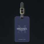 Étiquette À Bagage Nom et monogramme des Groomsmen Personnalisés de l<br><div class="desc">Ajoutez une touche personnelle à votre mariage avec une étiquette de bagage personnalisée pour groomsmen. Cette étiquette de bagage comporte le nom du marionnettiste personnalisé avec titre et date mariage en blanc et monogramme en bleu marine clair comme arrière - plan, dans le style de police serif classique, sur arrière...</div>