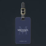 Étiquette À Bagage Nom et monogramme des Groomsmen Personnalisés de l<br><div class="desc">Ajoutez une touche personnelle à votre mariage avec une étiquette de bagage personnalisée pour groomsmen. Cette étiquette de bagage comporte le nom du marionnettiste personnalisé avec titre et date mariage en blanc et monogramme en bleu marine clair comme arrière - plan, dans le style de police serif classique, sur arrière...</div>