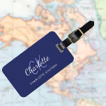 Étiquette À Bagage Nom monogramme blanc en cuir bleu marine<br><div class="desc">Impression en faux cuir bleu marine en tant qu'arrière - plan. Personnalisez et ajoutez votre prénom,  vos lettres monographiques et votre nom complet sur le devant. Vos coordonnées au verso. Texte blanc et bleu.</div>