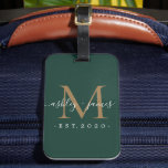 Étiquette À Bagage Nouveau marié M. Mme Gold Monogram Noms Dark Green<br><div class="desc">Chic, moderne et simple étiquette à bagages monogrammed avec le texte Mr et Mrs en blanc élégant calligraphie manuscrite sur un arrière - plan vert foncé avec votre monogramme en or. Ajoutez simplement votre nom de famille, année établie et monogramme dans la typographie stylisée. Un cadeau de luxe parfait pour...</div>