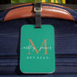 Étiquette À Bagage Nouveau marié M. Mme Gold Monogram Noms Emerald<br><div class="desc">Chic, moderne et simple étiquette à bagages monogrammed avec le texte Mr et Mrs en blanc élégant calligraphie manuscrite sur un arrière - plan vert émeraude avec votre monogramme en or. Ajoutez simplement votre nom de famille, année établie et monogramme dans la typographie stylisée. Un cadeau de luxe parfait pour...</div>