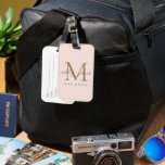Étiquette À Bagage Nouveau marié M. Mme Gold Monogram Noms Pastel Pin<br><div class="desc">Chic, moderne et simple étiquette à bagages monogrammed avec le texte Mr et Mrs dans offblack élégant script calligraphie sur un arrière - plan rose pastel avec votre monogramme en faux or. Ajoutez simplement votre nom de famille, année établie et monogramme dans la typographie stylisée. Un cadeau de luxe parfait...</div>
